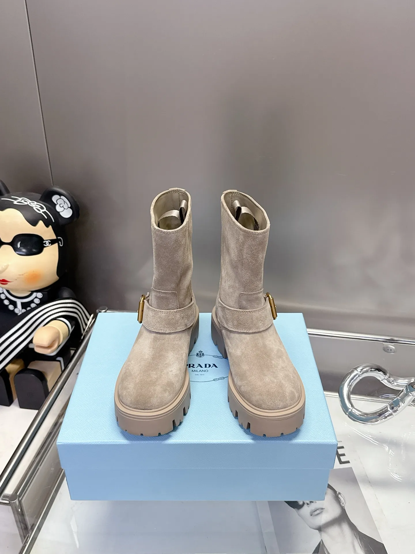 👟👟Ex-factory price 560👟👟Cow suede. 35-40 (customized at 41) Prada 2025 new thick-soled 5cm boots are coming, who can resist being tempted! The classic Prada triangle is low-key and luxurious, highlighting the brand's unique style. The thick-soled design increases the height and silently lengthens the leg lines. The aura instantly reaches 2.8 meters and makes you feel windy when you walk. Whether it is made of high-quality leather or soft and skin-friendly suede, each pair of boots fully demonstrates Prada's exquisite craftsmanship. The cool black model, paired with jeans and a motorcycle jacket, is a perfect street fashionista; the gentle khaki and calm brown, paired with woolen coats and long skirts, show elegance. The metal buckle design on the boots adds a bit of toughness and casualness, and the details are taken care of directly. This autumn and winter, with the blessing of Prada thick-soled boots, your sense of fashion will be directly enhanced, and you can easily become the most handsome boy on the street! #Prada #2025 new boots #Thick-soled boots #Fashion wear